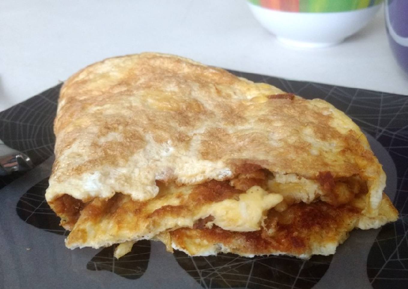 Crepa de huevos revueltos con frijoles refritos con chilorio