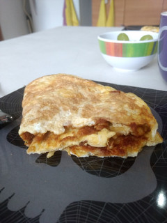 Una foto de Crepa de huevos revueltos con frijoles refritos con chilorio