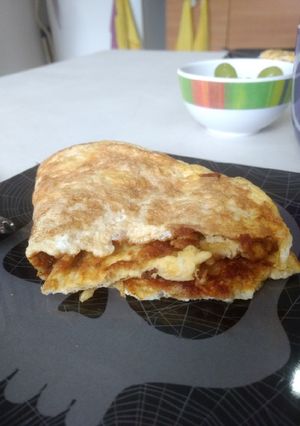 Una foto de Crepa de huevos revueltos con frijoles refritos con chilorio