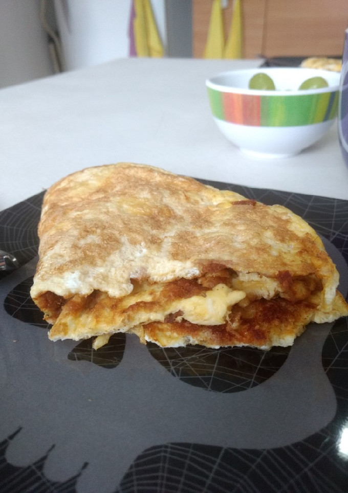 Una foto de Crepa de huevos revueltos con frijoles refritos con chilorio