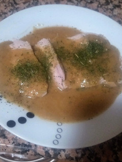 Una foto de Cinta de lomo de cerdo con salsa de cebolla y almendras en olla