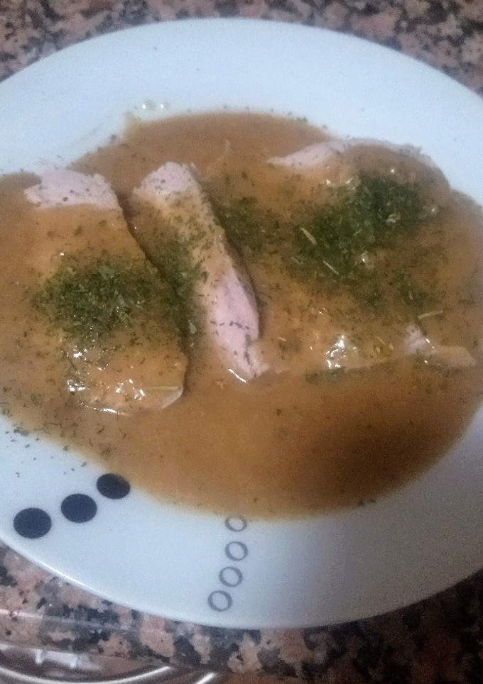 Una foto de Cinta de lomo de cerdo con salsa de cebolla y almendras en olla