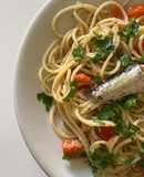 Pasta con cherrys, sardinas y perejil