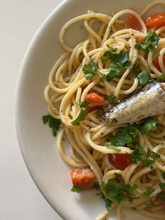 Una foto de Pasta con cherrys, sardinas y perejil
