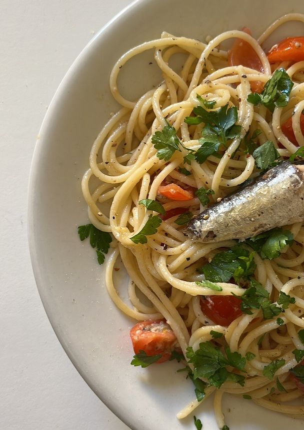 Una foto de Pasta con cherrys, sardinas y perejil