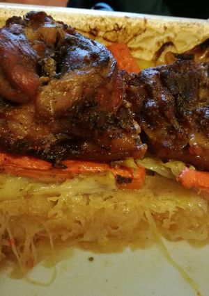 Káposzta ágyon sült pácolt csülök zöldségekkel Reni módra recept fotója