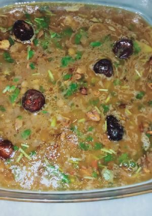 A picture of Whole black lentil.
