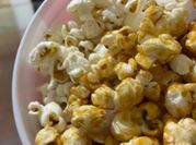 Una foto de palomitas de maiz caramelo