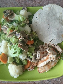 Una foto de Pollo asado y verduras al vapor