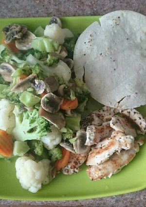 Una foto de Pollo asado y verduras al vapor