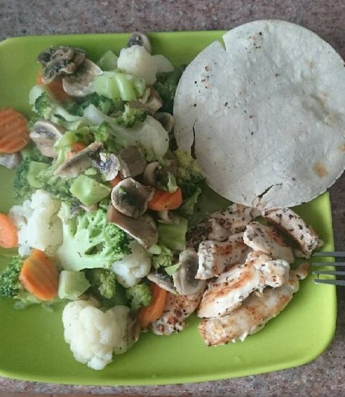 Una foto de Pollo asado y verduras al vapor