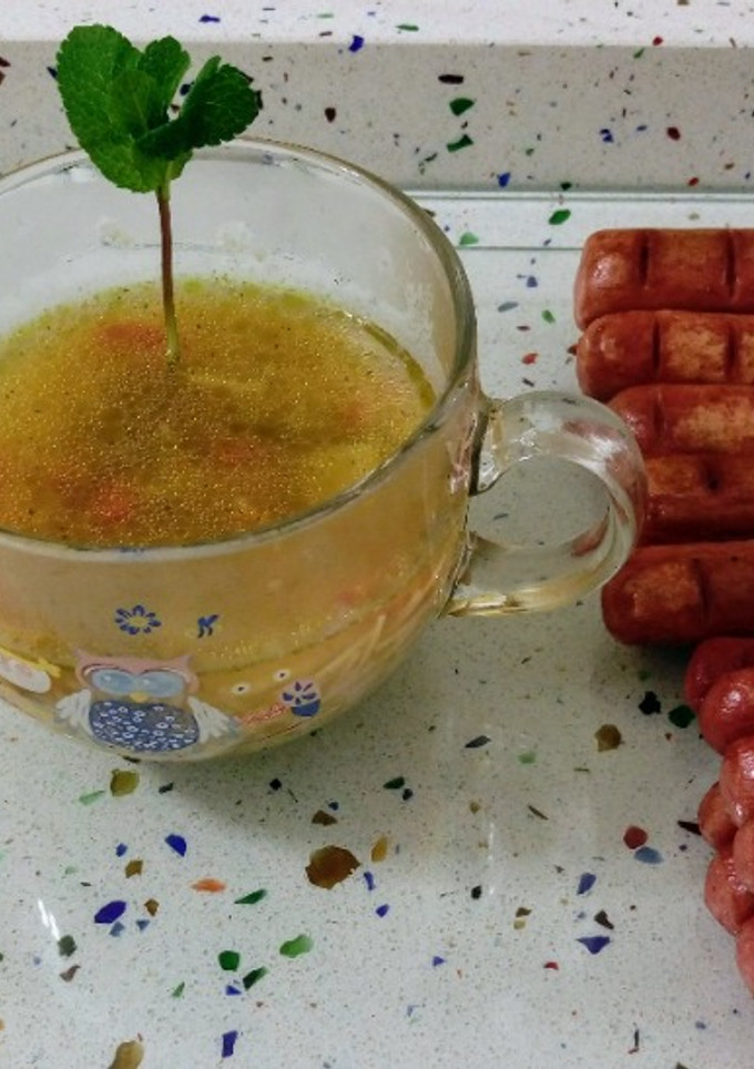 Una foto de Salchichas vegetarianas, huevos de codorniz fritos y sopa de fideos