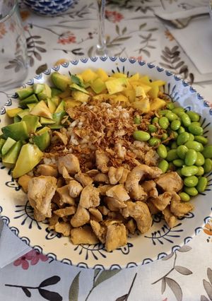 Una foto de Poke de pollo teriyaki