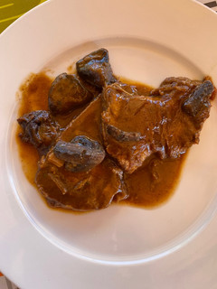 Una foto de Rabillo de ternera con salsa de ciruelas y champiñones