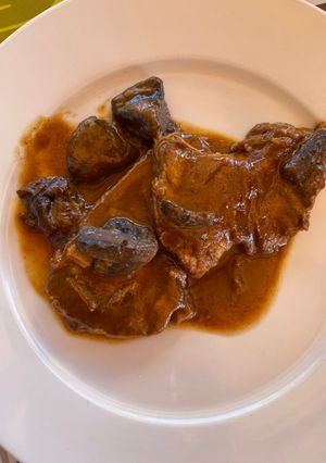 Una foto de Rabillo de ternera con salsa de ciruelas y champiñones
