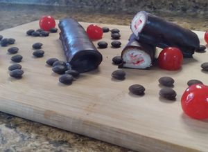 Una foto de Chocoroles de fresa sin horno, pocos ingredientes