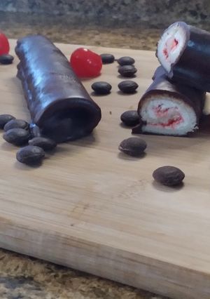 Una foto de Chocoroles de fresa sin horno, pocos ingredientes