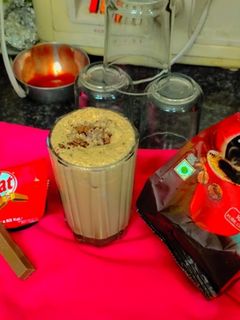 इंस्टेंट किटकैट कोल्ड कॉफी (instant kitkat cold coffee recipe in Hindi) रेसिपी मुख्य फोटो