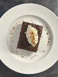 Brownies con gelato alla vaniglia e granella di nocciola