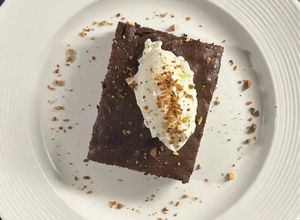 Foto di Brownies con gelato alla vaniglia e granella di nocciola
