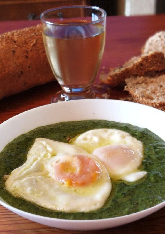 Una foto de Puré de espinaca con huevo frito
