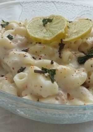 A picture of White sauce pasta😇.