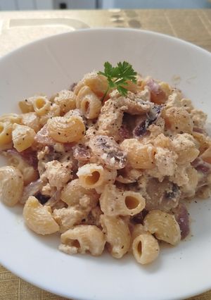 A picture of Pasta Carbonara with Mushrooms.