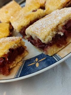 Meggyes pite egyszerűen recept fotója