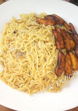 A picture of Noddles and Fried Plantain.