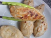 Una foto de gyoza de pollo