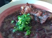 Una foto de porotos con tocino