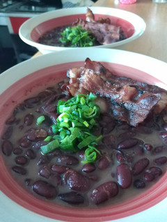 Una foto de Porotos rojos guisados con tocino crujiente