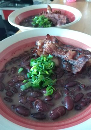 Una foto de Porotos rojos guisados con tocino crujiente