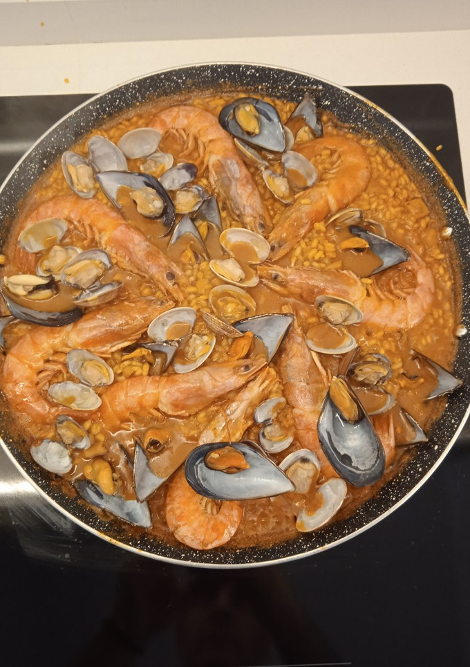 Una foto de Paella marinera