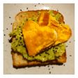 Tostada + palta + huevo ❤