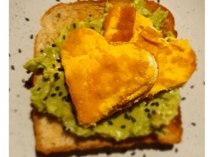 Una foto de Tostada + palta + huevo ❤