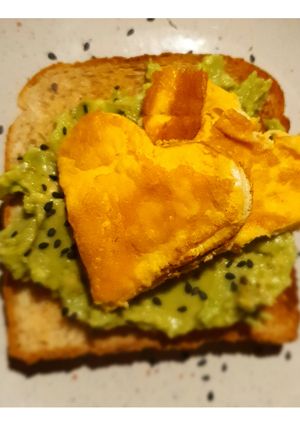 Una foto de Tostada + palta + huevo ❤