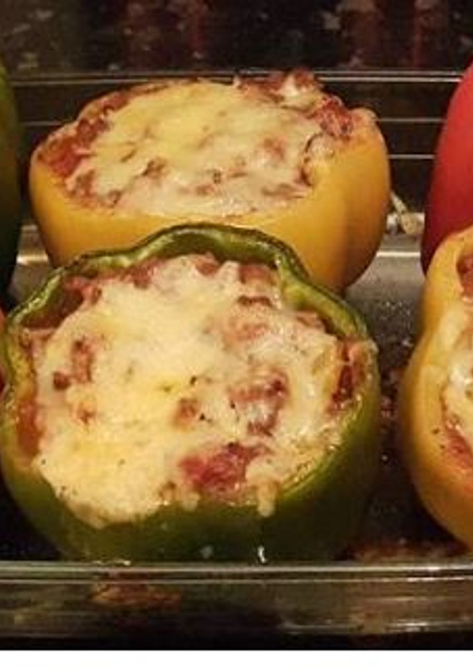 Una foto de Carne molida rellena de pimientos  con queso
