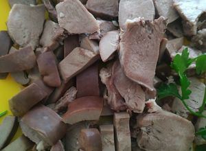 Sertés vese és nyelv előkészítése főzéshez recept fotója