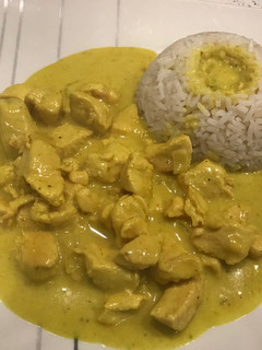 Una foto de Curry de pollo con arroz