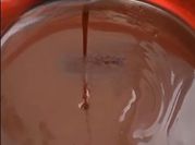 Una foto de salsa de chocolate