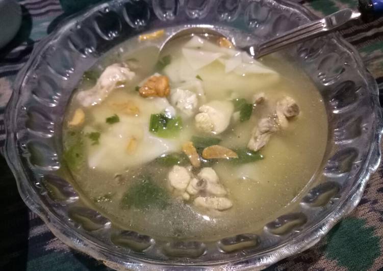 Bagaimana Menyiapkan Soup Ayam Pangsit, Menggugah Selera