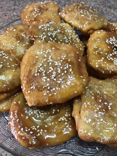 Una foto de Rghayef de Ramadán rellenos con miel / Comida de Marruecos