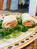 Ρολάκια καπνιστού σολομού - smoked salmon wrap