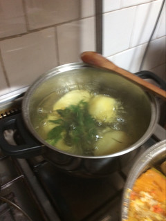 Una foto de Papas cocidas con hierbas 🌿🌿🥔