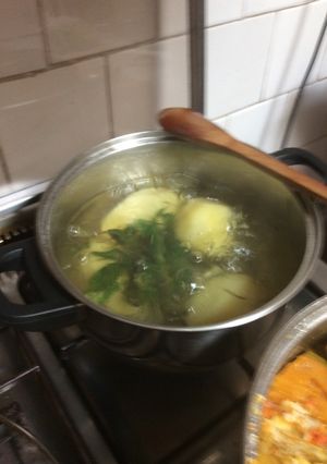 Una foto de Papas cocidas con hierbas 🌿🌿🥔