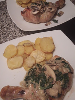 Una foto de Pollo relleno c/salsa de champiñones y papas al horno