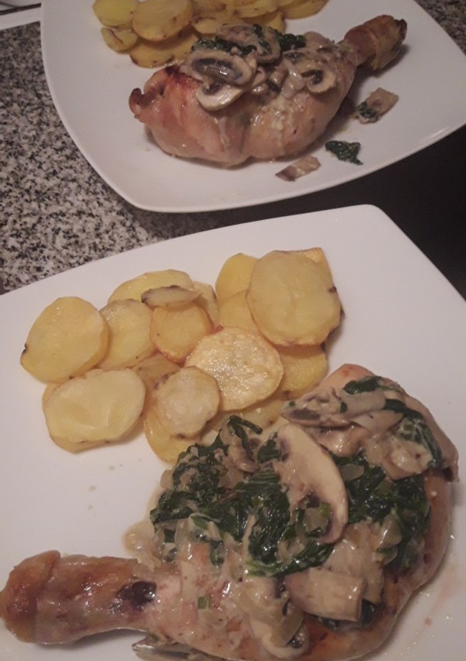 Una foto de Pollo relleno c/salsa de champiñones y papas al horno