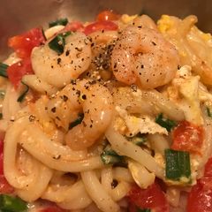 Fresh Shrimp & Chicken with Egg Noodles鮮蝦雞肉滑蛋黑胡椒烏冬 A picture of Fresh Shrimp & Chicken with Egg Noodles鮮蝦雞肉滑蛋黑胡椒烏冬.
