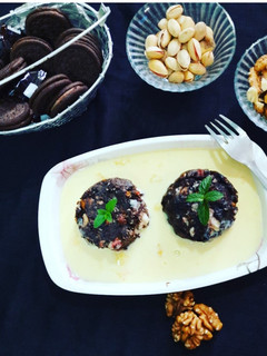 वाँलनट चॉकलेट पुडिंग विथ कस्टर्ड सॉस (walnut chocolate pudding with custard sauce recipe in marathi) रेसिपी चे मुख्य फोटो
